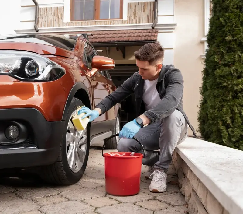 Lavage auto à domicile Prats-de-Mollo-la-Preste : professionnel intervenant sur un véhicule